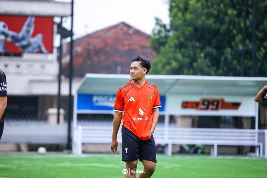 Latihan sepak bola sore hari