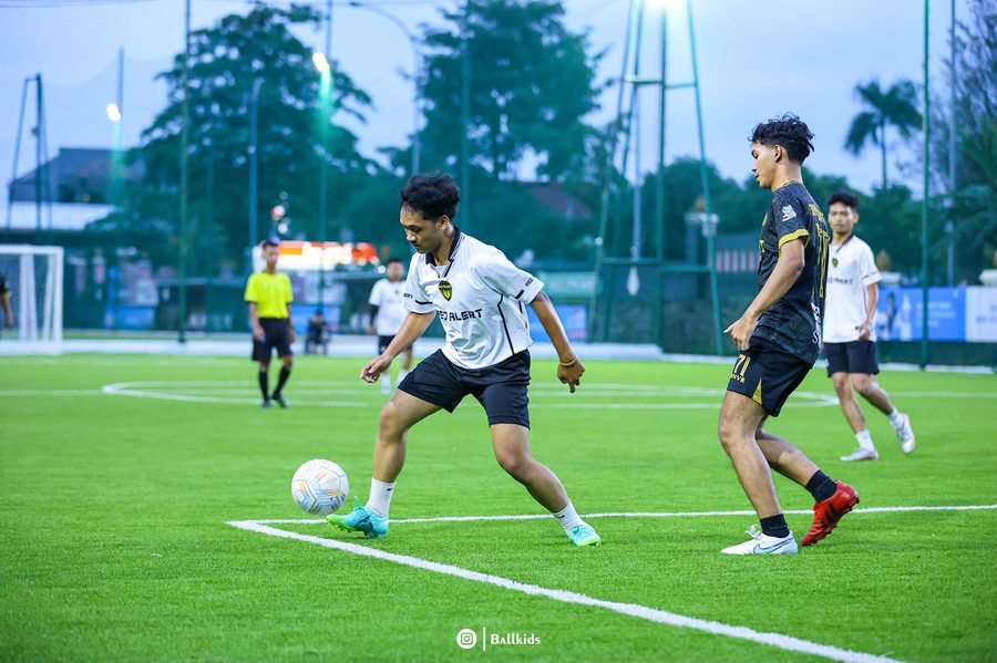 Menggiring bola saat pertandingan