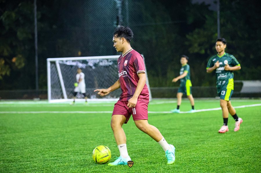 Laga malam di lapangan sintetis