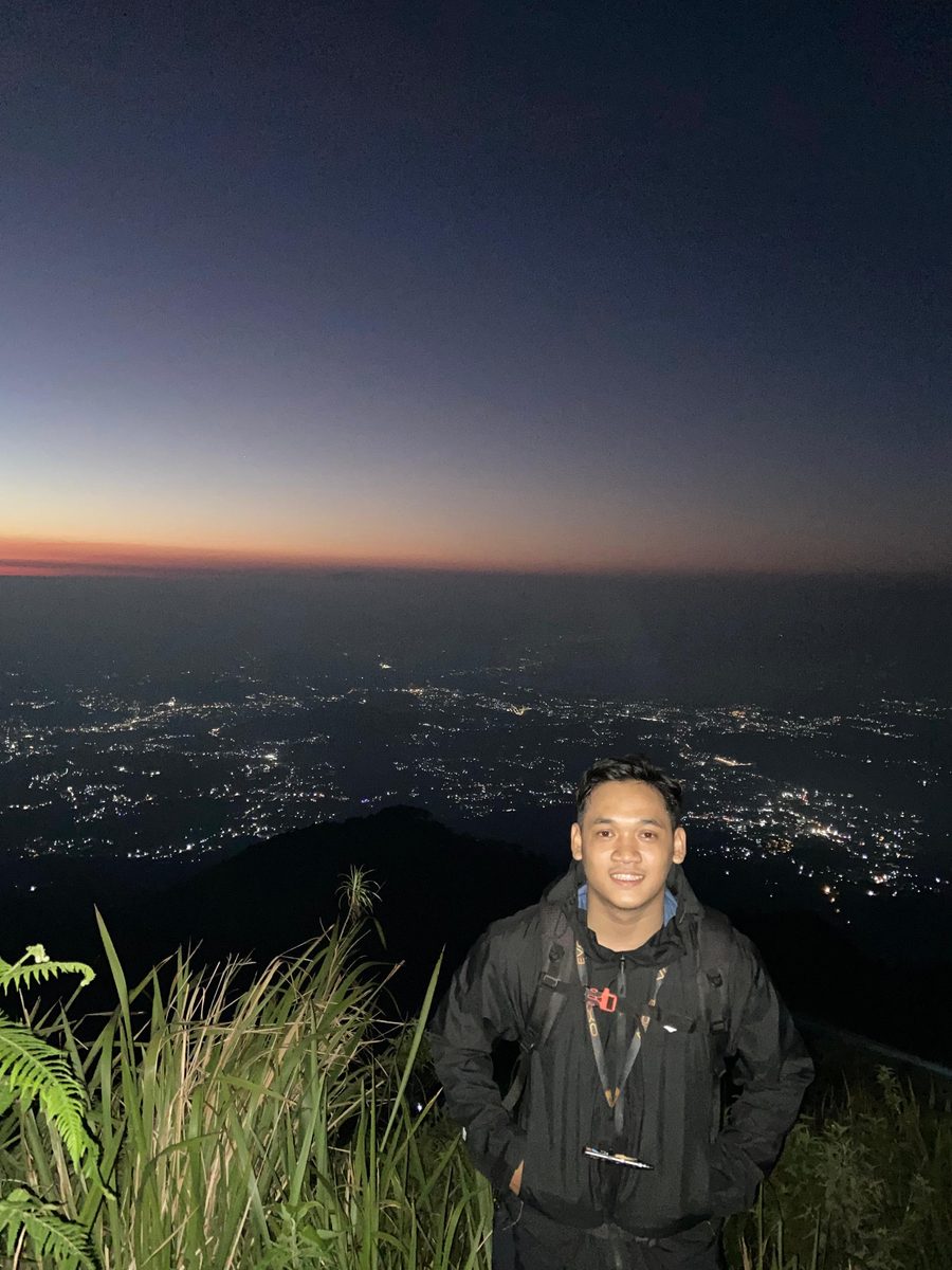 Malam di ketinggian dengan pemandangan kota
